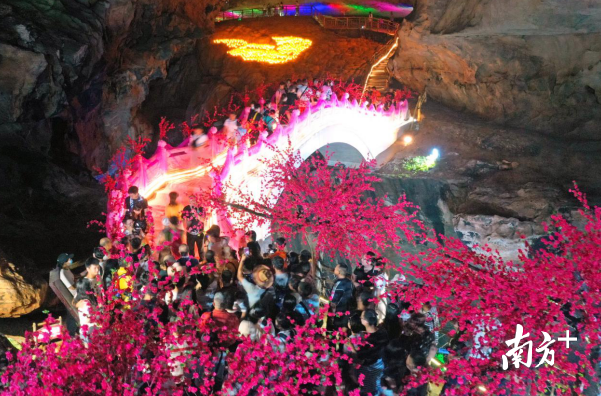 眾多游客到連州地下河的鵲橋體驗游玩。