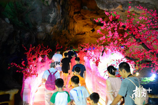 鵲橋布置好3天時間，已有1萬多名游客來游玩體驗。