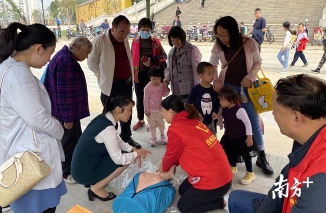 急救知識(shí)示范普及。