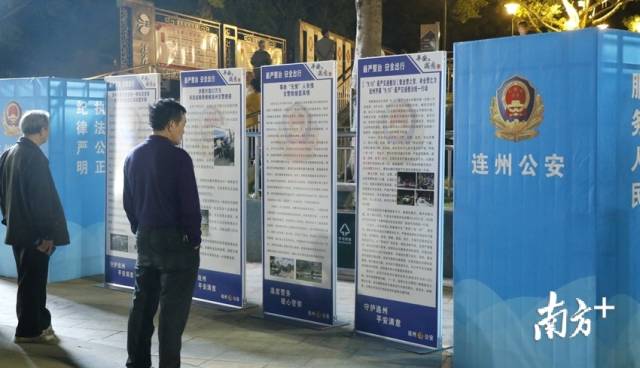 群眾觀看宣傳展板。段燦 攝