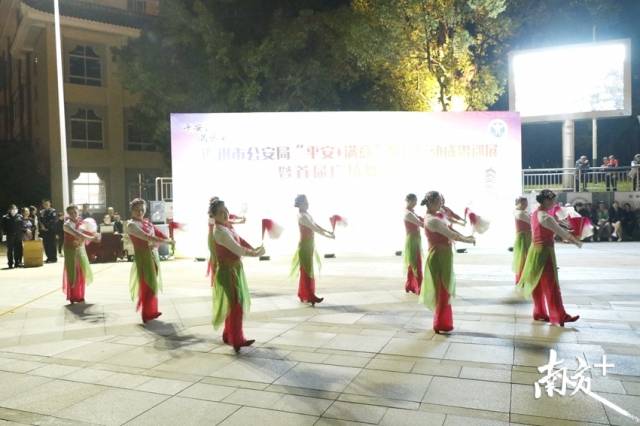 巡展特別增加了廣場舞表演賽內(nèi)容，吸引了近50支隊伍參加。段燦 攝