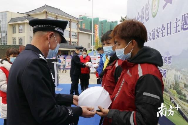 活動(dòng)現(xiàn)場(chǎng)還為快遞行業(yè)代表贈(zèng)送了有著安全保障的頭盔。段燦 攝