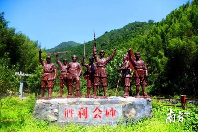 紅色雕塑。