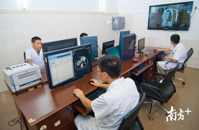 6個(gè)中心能讓鎮(zhèn)鄉(xiāng)的群眾實(shí)現(xiàn)在鎮(zhèn)衛(wèi)生院看病，一樣能享受到市區(qū)醫(yī)院的優(yōu)質(zhì)服務(wù)，實(shí)現(xiàn)讓數(shù)據(jù)多跑腿、群眾少跑腿。