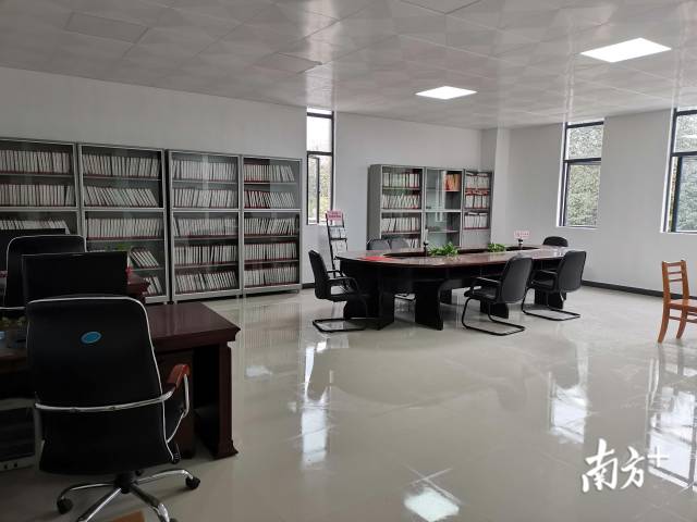 目前，連州市檔案館新館已建成使用，并已對(duì)外開(kāi)放社會(huì)查閱服務(wù)。