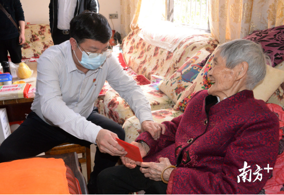 在黃廣珍家，唐慶衛(wèi)對老人噓寒問暖，送上慰問金，向老人拜個早年。黃津 攝