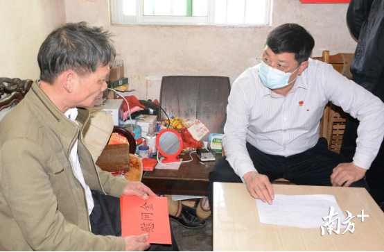 唐慶衛(wèi)希望黃貴標，要叮囑小兒子讀好書來，爭取考上好的大學。黃津 攝