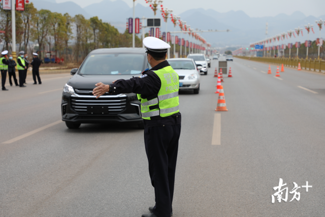 每天高峰期有近300名警力在主要交通路口站崗。