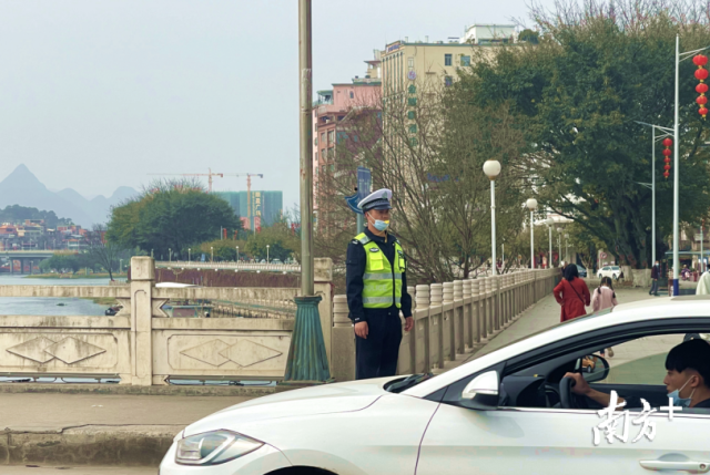 上午7點(diǎn)30分，連州市公安民警吳常超就來(lái)到了南門(mén)橋頭，開(kāi)始了一天的交通路口站崗工作。