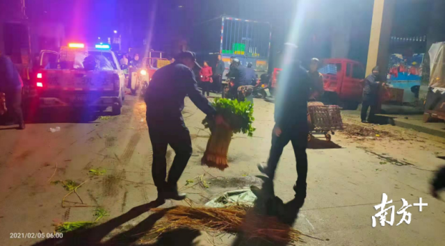 清理亂擺亂賣(mài)，營(yíng)造良好環(huán)境。