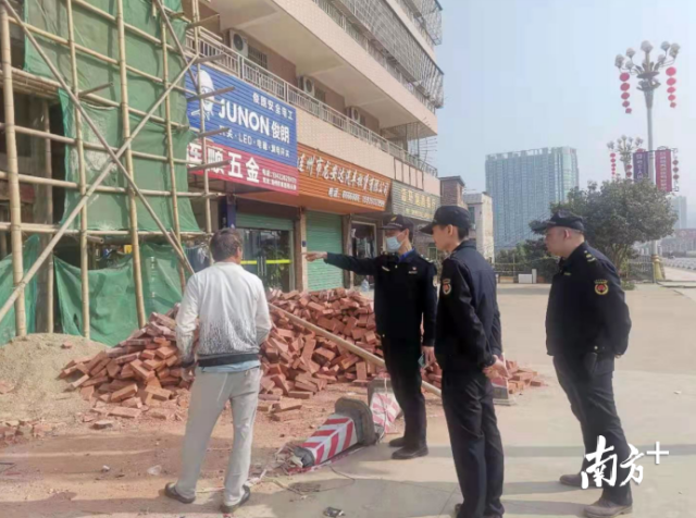 落實(shí)“門(mén)前三包”制度。