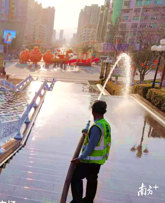 清洗廣場(chǎng)。