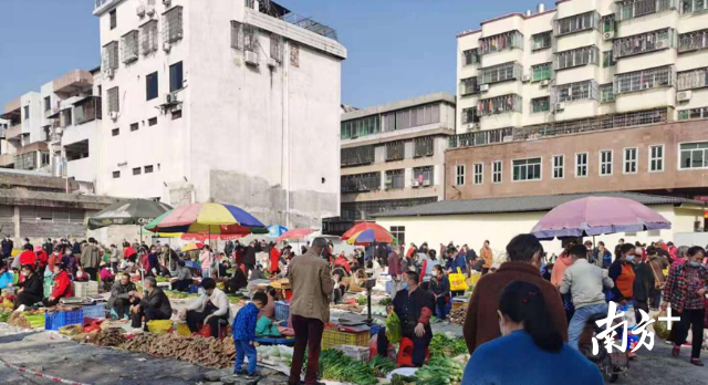 設(shè)置臨時(shí)擺賣(mài)點(diǎn)便民利民。