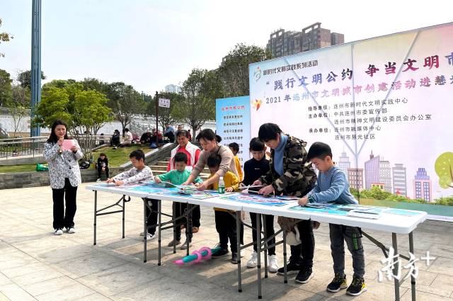 孩子們參與文明拼圖趣味游戲。段燦 攝