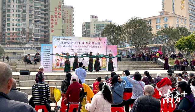 3月14日，連州開(kāi)展“踐行文明公約，爭(zhēng)當(dāng)文明市民”主題2021年連州市文明城市創(chuàng)建活動(dòng)走進(jìn)社區(qū)活動(dòng)。段燦 攝