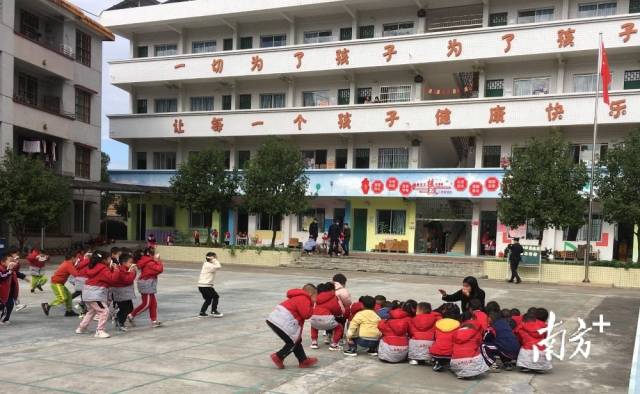 火場(chǎng)逃生演練。通訊員供圖