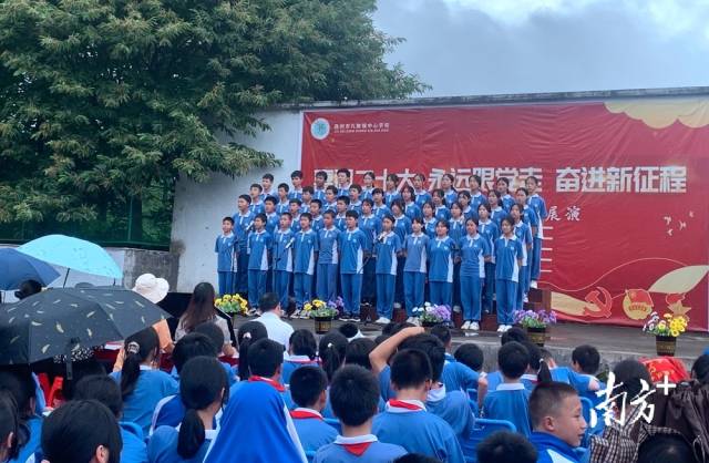 九陂鎮(zhèn)中心學(xué)校開展藝術(shù)展演活動。