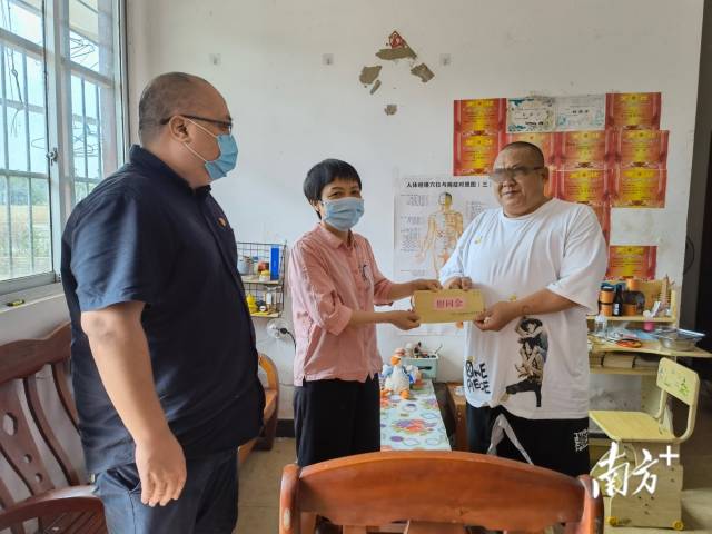 李成娟走訪慰問老黨員。