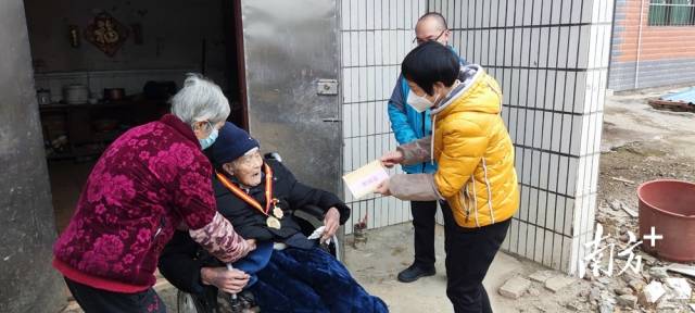 走訪慰問老黨員。