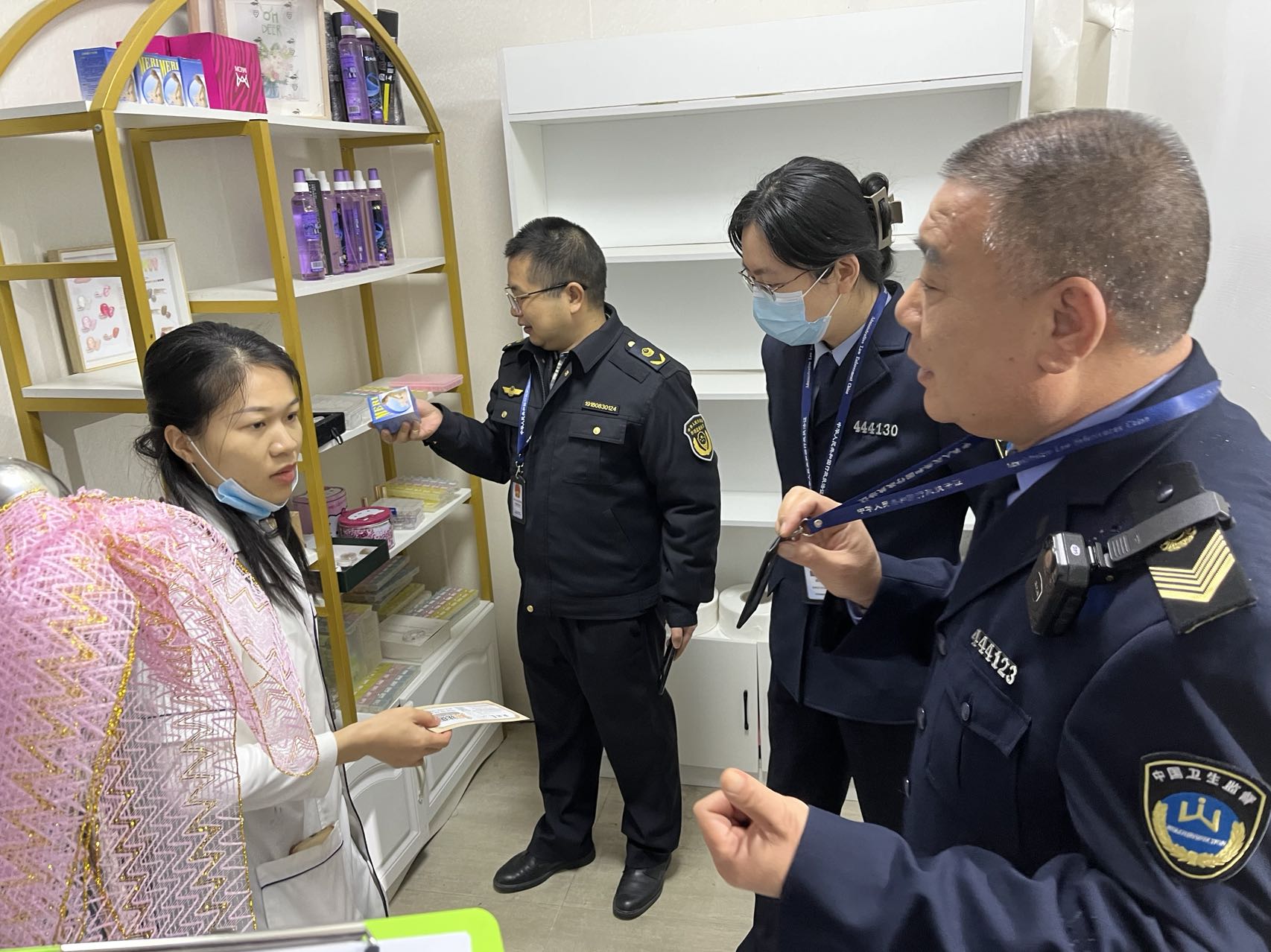 連州市衛(wèi)生健康局聯(lián)合市公安、市場監(jiān)督管理等部門開展打擊非法醫(yī)療美容專項(xiàng)檢查.jpg