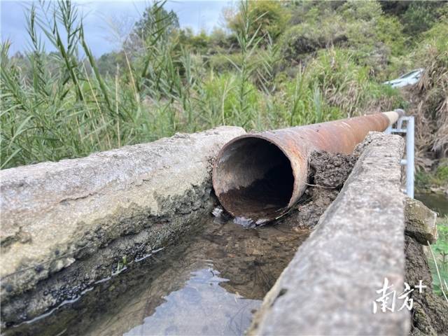 連接兩岸的跨河水渠。