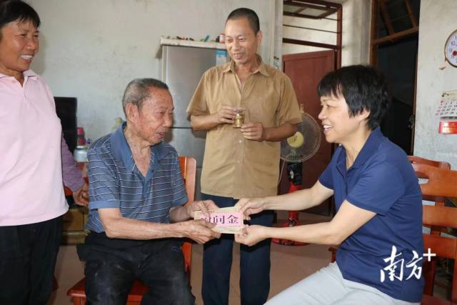 走訪慰問老黨員張臺。