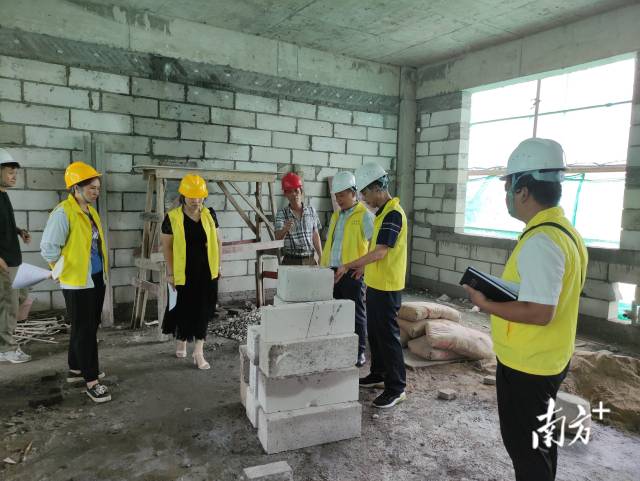 實地查看新建教學樓施工情況。