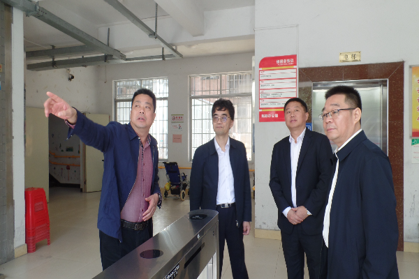 圖為2023年11月28日連州市殘聯(lián)向廣東省殘聯(lián)黨組書記、理事長陳學軍（右二）介紹連州市殘疾人服務設施情況.JPG