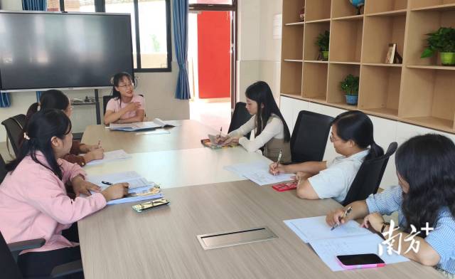 廣州市教育局選派廣州六中等名校骨干教師組成專家團(tuán)隊(duì)幫扶提升連州教師業(yè)務(wù)水平。資料圖