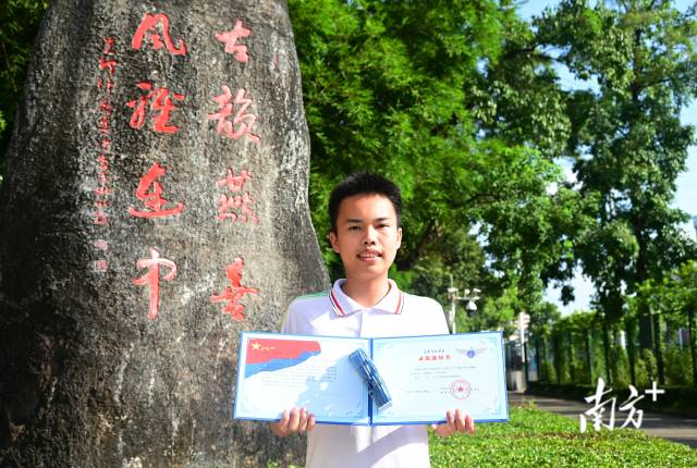 連州中學(xué)連續(xù)兩年有學(xué)生考上空軍飛行員。圖為朱富銘。黃津 攝
