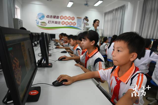 鄧兆然在“ICode國際青少年編程競賽”全球總決賽上勇奪金獎。黃津 攝