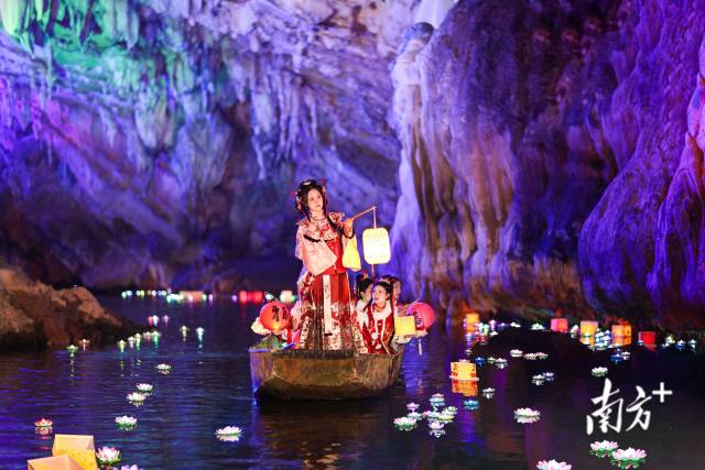 連州連續(xù)5年入選全國縣域旅游發(fā)展?jié)摿Π偌芽h，圖為連州地下河景區(qū)。