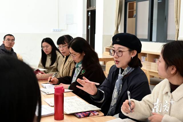 中山大學(xué)生命科學(xué)學(xué)院碩士、廣州第六中學(xué)生物高級(jí)教師劉華正在點(diǎn)評(píng)高一年級(jí)生物課教學(xué)展示。黃瀅 攝