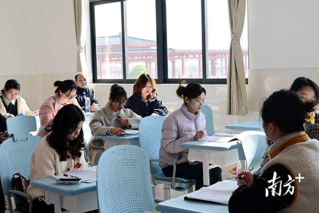 高二語(yǔ)文評(píng)課研討現(xiàn)場(chǎng)。黃瀅 攝