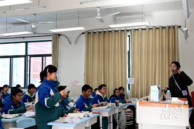 教學(xué)展示上，同學(xué)積極回答授課老師問(wèn)題。黃瀅 攝