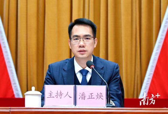 連州市委書記潘正煥代表市委常委會(huì)作報(bào)告。黃瀅 攝