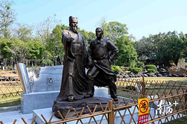 《區(qū)澤拒賞》雕像傳遞“公生明、廉生威”的廉潔理念。黃瀅 攝