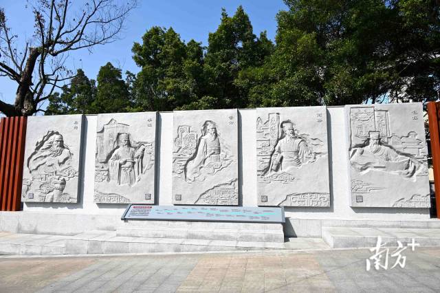 園內(nèi)《法治起源歷史長卷》浮雕生動勾勒從“蚩尤作刑”“皋陶造律”到現(xiàn)代法治建設(shè)的演進(jìn)歷程。黃瀅 攝