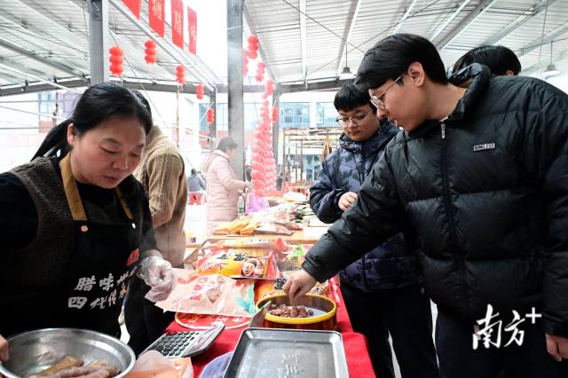 現(xiàn)場可免費品嘗臘味。黃瀅 攝