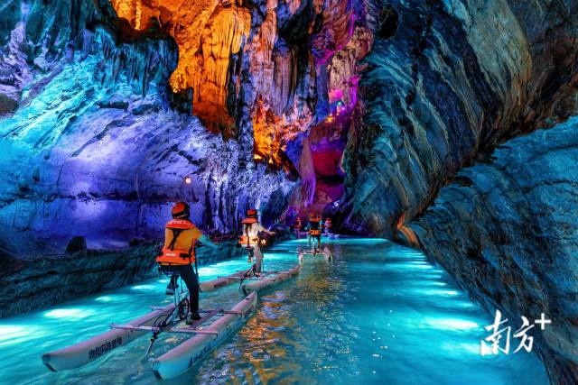 游客腳踏水上自行車穿越地下河。