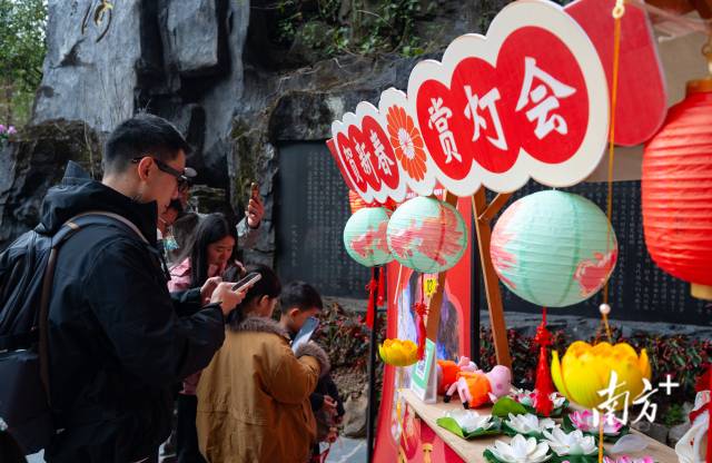 景區(qū)舉行的賀新春、賞燈會(huì)活動(dòng)。