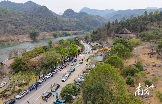 湟川三峽迎來(lái)大量客流。