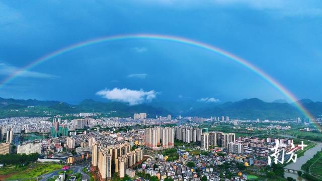連州鎮(zhèn)確定“一二三五九”工作思路，力爭各項工作走在前列。邵海庭 攝