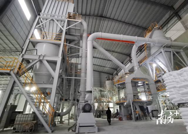 龍坪鎮(zhèn)全力做好新材料工業(yè)園建設(shè)，推動非金屬礦加工企業(yè)升級改造。黃津 攝