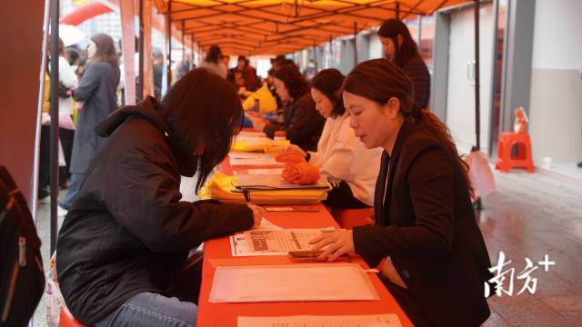 求職者填表遞交資料。