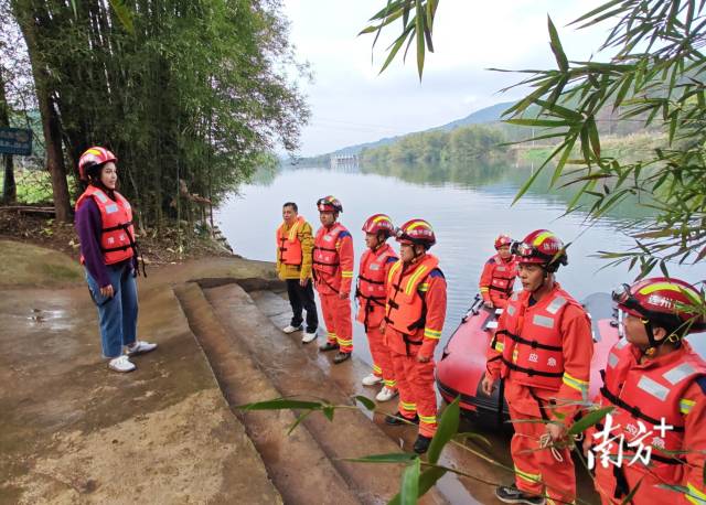 開展防汛應(yīng)急拉練。