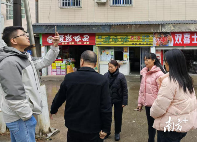 代表與觀察員現(xiàn)場調(diào)研。