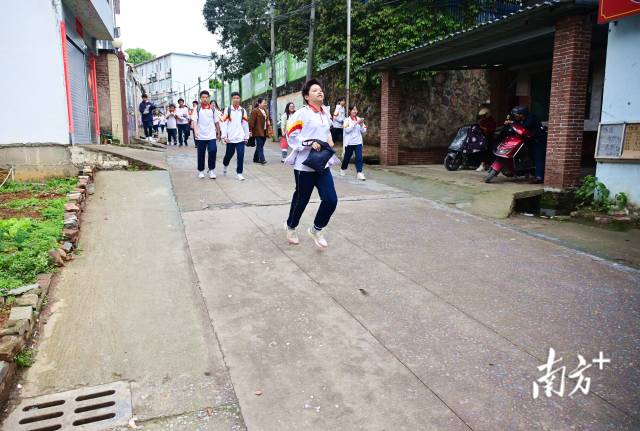 連州市慧光中學(xué)校門口道路干爽整潔，一改過往污水橫流模樣。黃津 攝